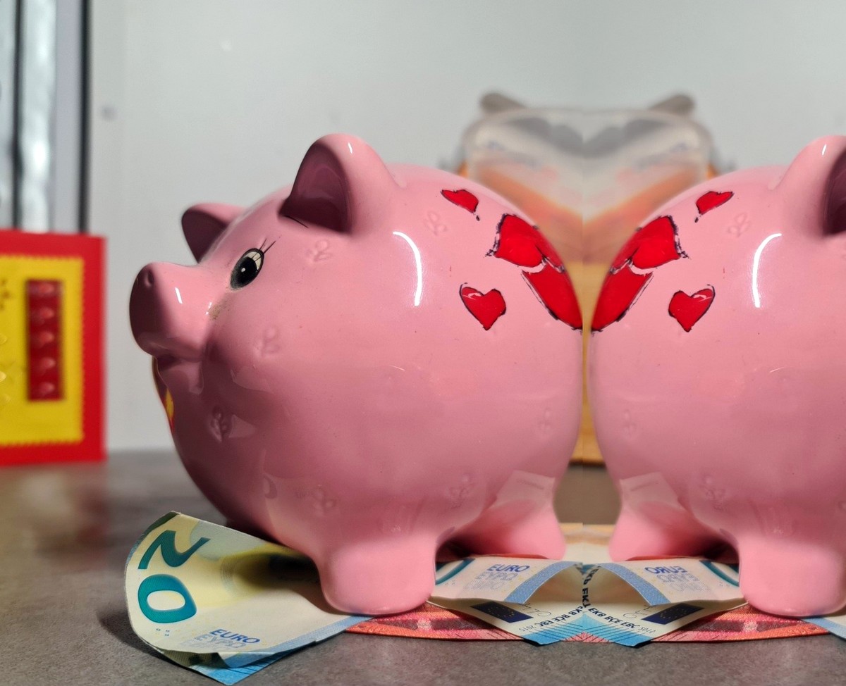 zbran denar iz dobrodelnih akcij Radia 1 in transparentnost poročil